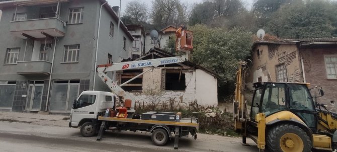 Niksar’da Metruk Binalar Yıkılıyor