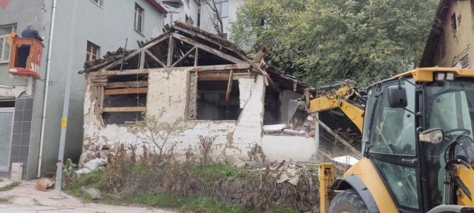 Niksar’da Metruk Binalar Yıkılıyor