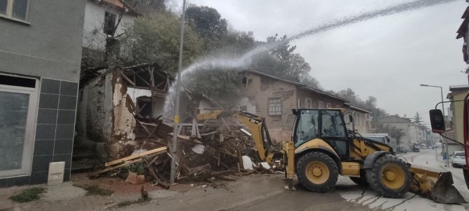 Niksar’da Metruk Binalar Yıkılıyor