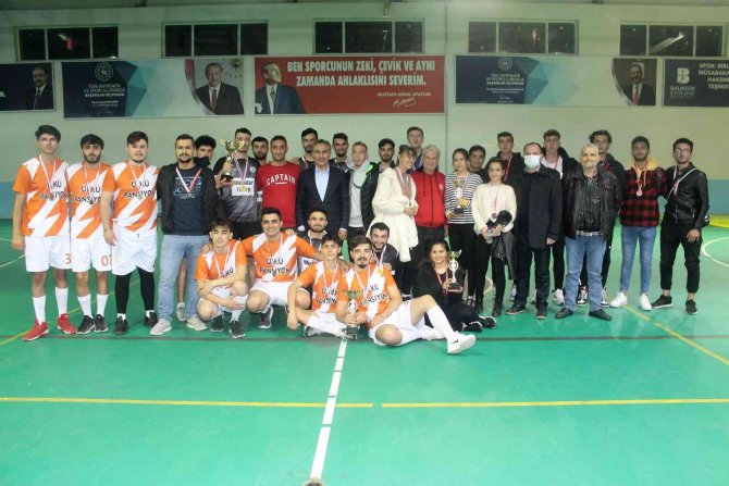 Voleybolda Ülkü Pansiyon Şampiyon