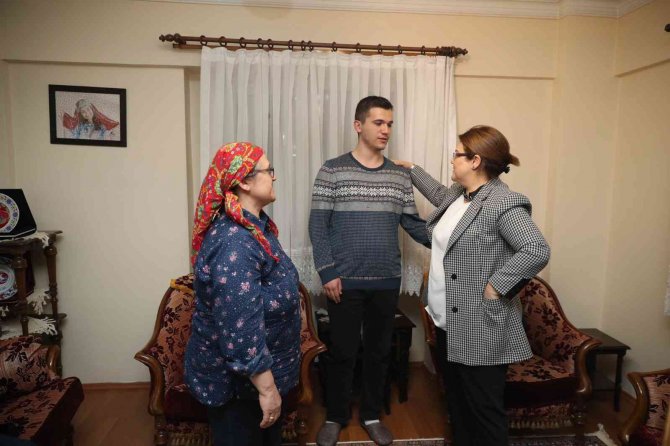 Bakan Yanık, Şehit Aybüke Öğretmenin Ailesini Ziyaret Etti
