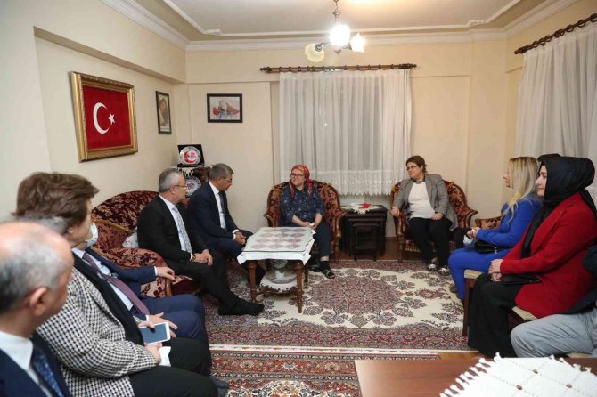 Bakan Yanık, Şehit Aybüke Öğretmenin Ailesini Ziyaret Etti