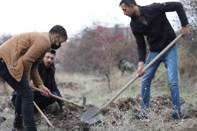 Afyonkarahisar’da Ak Gençler Şehit Öğretmenleri Unutmadı