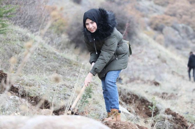 Afyonkarahisar’da Ak Gençler Şehit Öğretmenleri Unutmadı