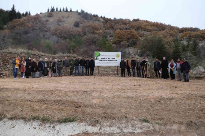 Afyonkarahisar’da Ak Gençler Şehit Öğretmenleri Unutmadı