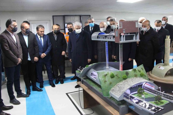 Ak Parti Genel Başkanvekili Binali Yıldırım Yeni Zigana Tüneli İnşaatında İncelemelerde Bulundu