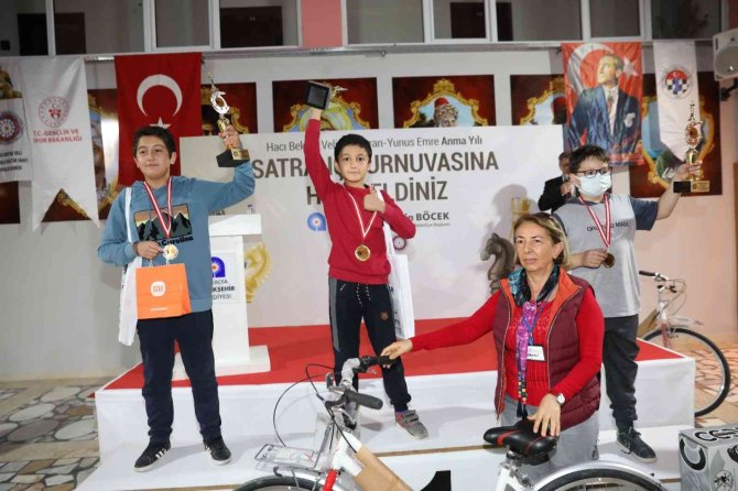 Satranç Turnuvasında Dereceye Girenlere Ödülleri Verildi