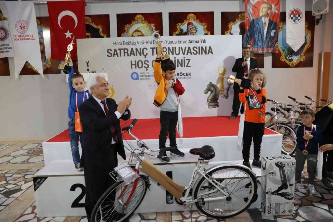 Satranç Turnuvasında Dereceye Girenlere Ödülleri Verildi