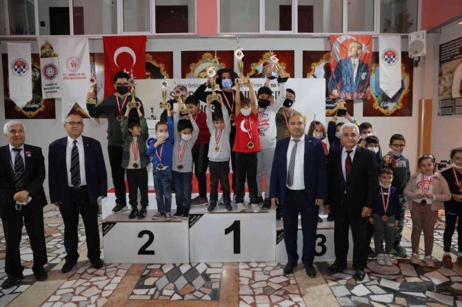Satranç Turnuvasında Dereceye Girenlere Ödülleri Verildi
