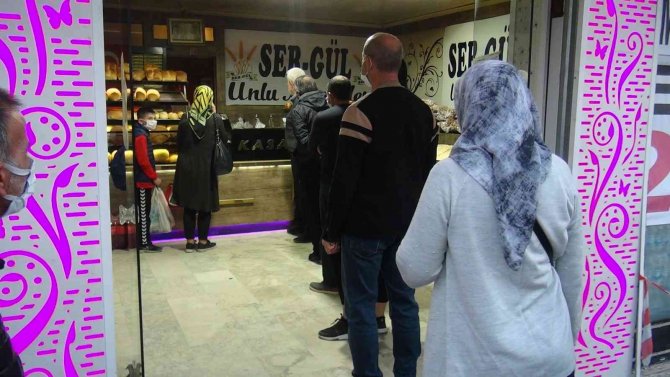 ’Maliyetlere Göğüs Gerecek Gücüm Var’ Deyip Ekmek Fiyatına Zam Yapmadı Kapısında Kuyruk Oldu