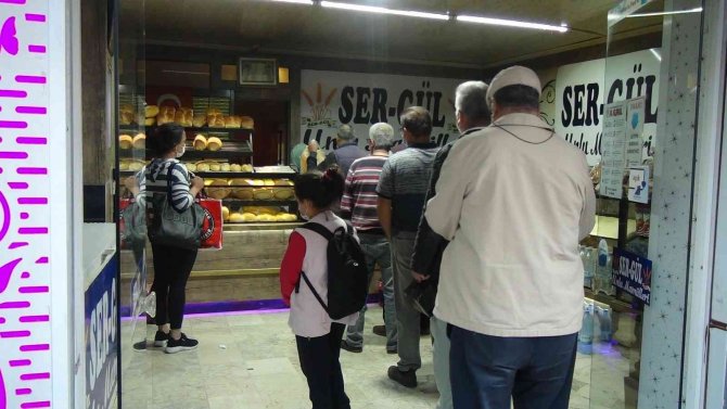 ’Maliyetlere Göğüs Gerecek Gücüm Var’ Deyip Ekmek Fiyatına Zam Yapmadı Kapısında Kuyruk Oldu