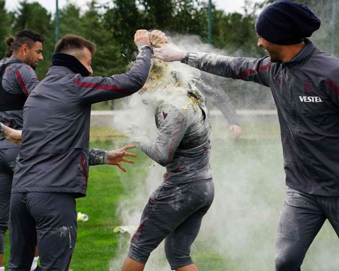 Trabzonspor’da Yusuf Sarı’ya Brezilya Usulü Doğum Günü Kutlaması