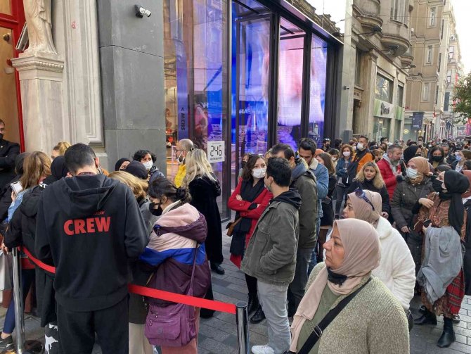 Tarihi Alkazar Sineması Önünde Uzun Kuyruk Oluştu