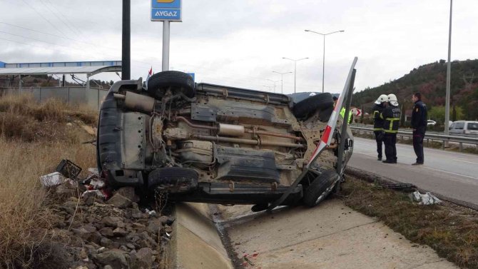 Trafik Levhasına Çarpan Otomobil Devrildi: 2 Yaralı