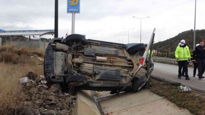 Trafik Levhasına Çarpan Otomobil Devrildi: 2 Yaralı