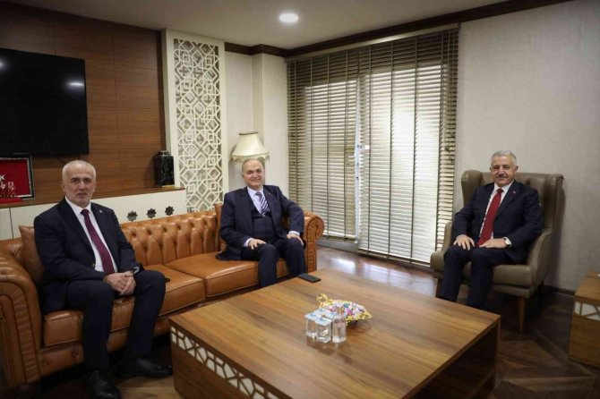 Özlü, Ak Parti’nin Duayen İsimlerini Misafir Ediyor