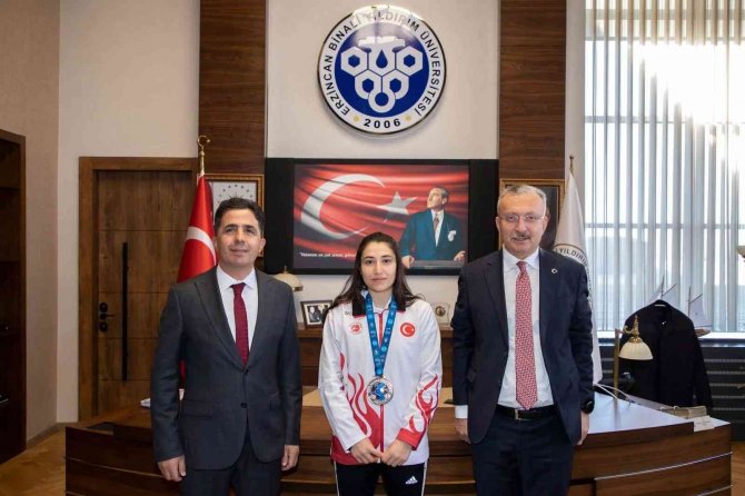 Dünya Üçüncüsü Kickbokscu Azizoğlu