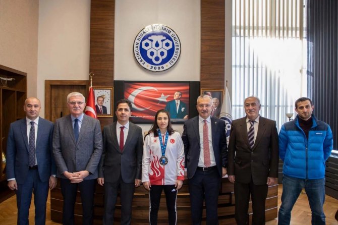 Dünya Üçüncüsü Kickbokscu Azizoğlu
