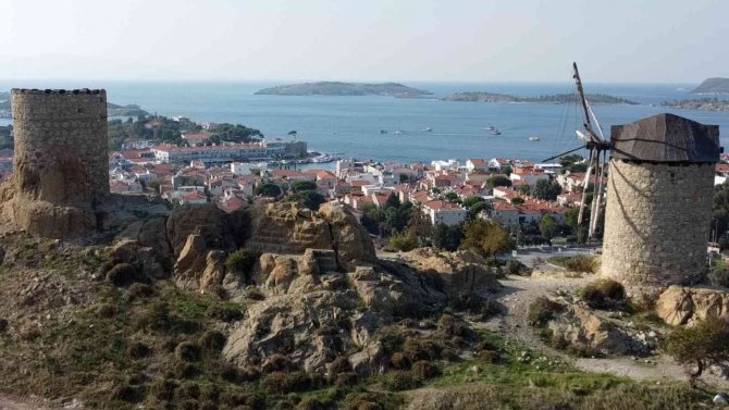 Foça’nın 350 Yıllık Yel Değirmenleri Tarihe Işık Tutuyor