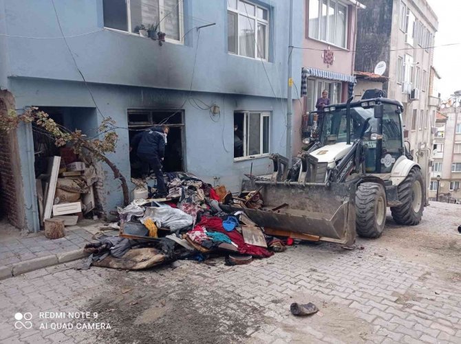Erdek’te Yanan Ev Ekiplerce Temizlendi