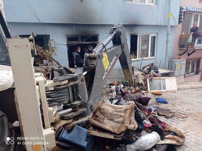 Erdek’te Yanan Ev Ekiplerce Temizlendi