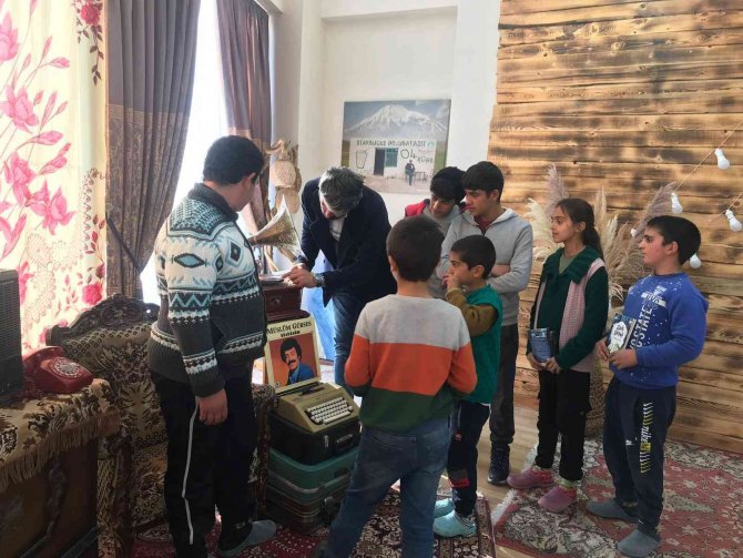 Fotoğraf Sanatçısı, Hem Köy Çocuklarına Hem Mahalle Çocuklarına Ücretsiz Hizmet Veriyor