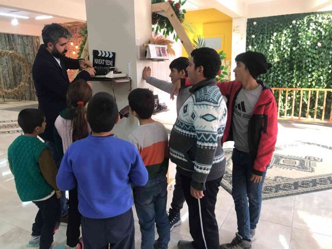 Fotoğraf Sanatçısı, Hem Köy Çocuklarına Hem Mahalle Çocuklarına Ücretsiz Hizmet Veriyor