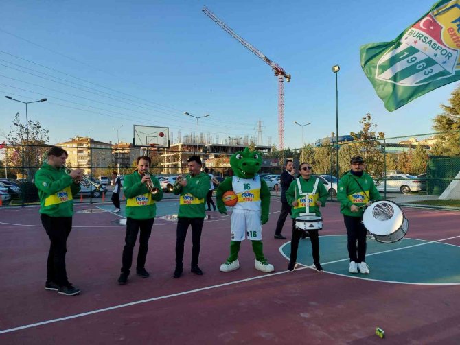 Frutti Extra Bursaspor Basketbol Takımının Genç Bando Grubu Beğeni Topladı