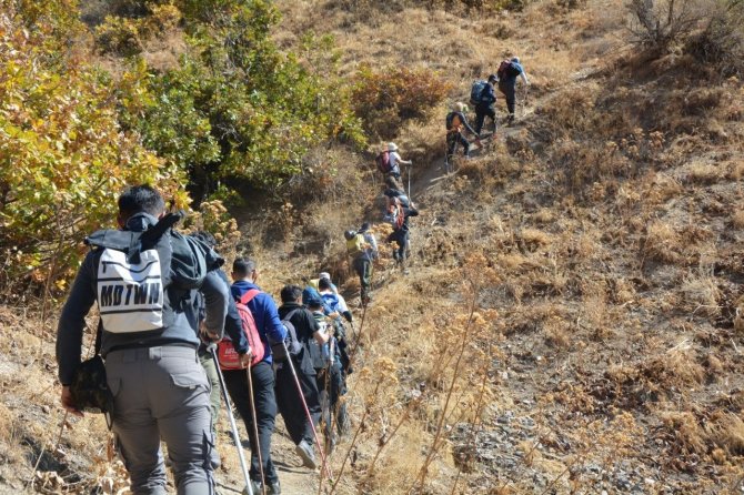 Yüksekovalı Dağcılardan Karacadağ Ve Uzunsırt Dağlarına Zirve Tırmanışı