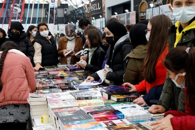 İ̇negöl’ün Kitap Şöleni Başladı