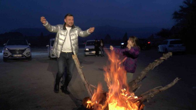 Kapadokya’nın Soğuğunda Halay Çekerek Isındılar