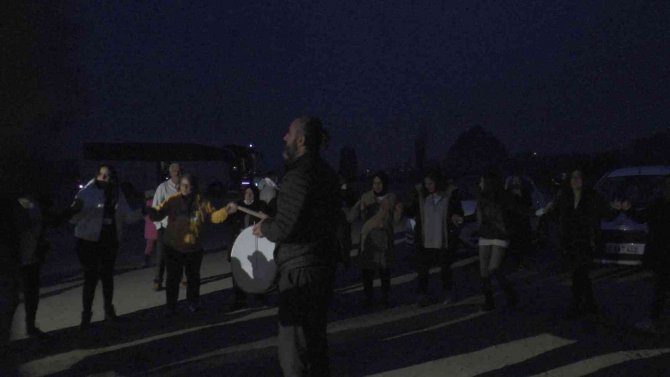 Kapadokya’nın Soğuğunda Halay Çekerek Isındılar