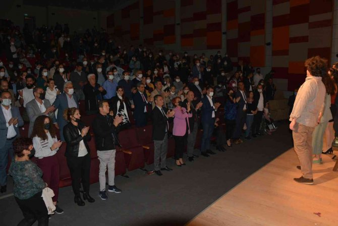 Mersin Büyükşehir Belediyesi Şehir Tiyatrosu İlçelerde De Sahnede