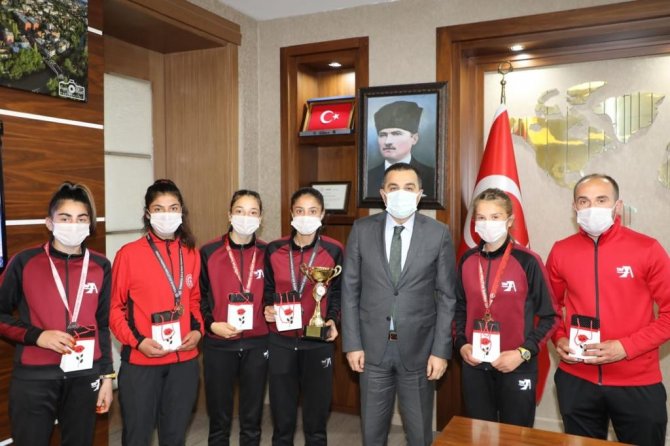Öksüz Başarılı Sporcuları Ağırladı