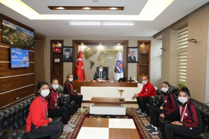 Öksüz Başarılı Sporcuları Ağırladı