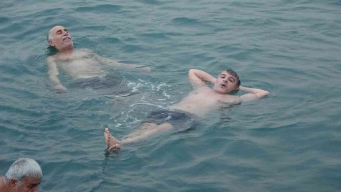 6 Kafadarın Deniz Tutkusu Soğuk Ve Mevsim Dinlemiyor