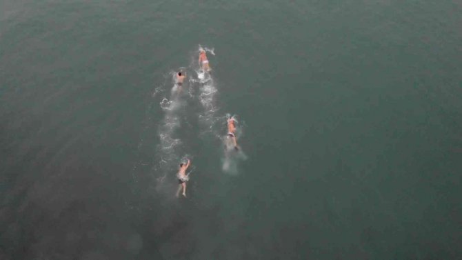 6 Kafadarın Deniz Tutkusu Soğuk Ve Mevsim Dinlemiyor