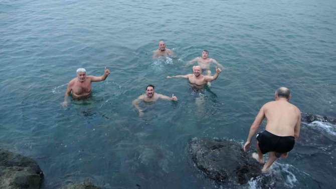 6 Kafadarın Deniz Tutkusu Soğuk Ve Mevsim Dinlemiyor