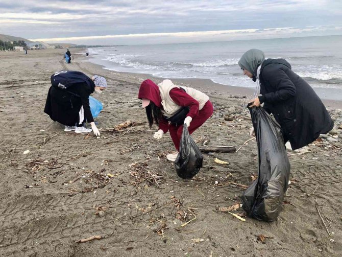 Samsun’da Kız Öğrencilerden Sahil Temizliği