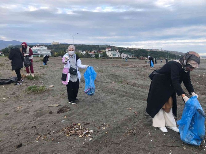 Samsun’da Kız Öğrencilerden Sahil Temizliği