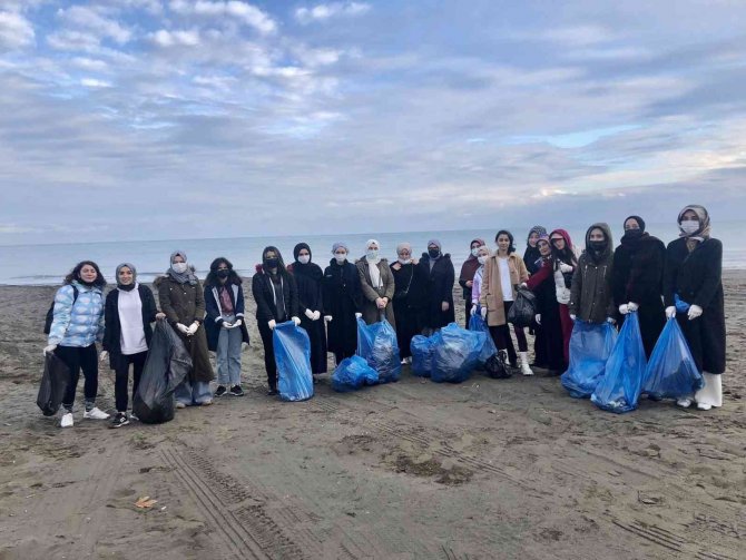 Samsun’da Kız Öğrencilerden Sahil Temizliği