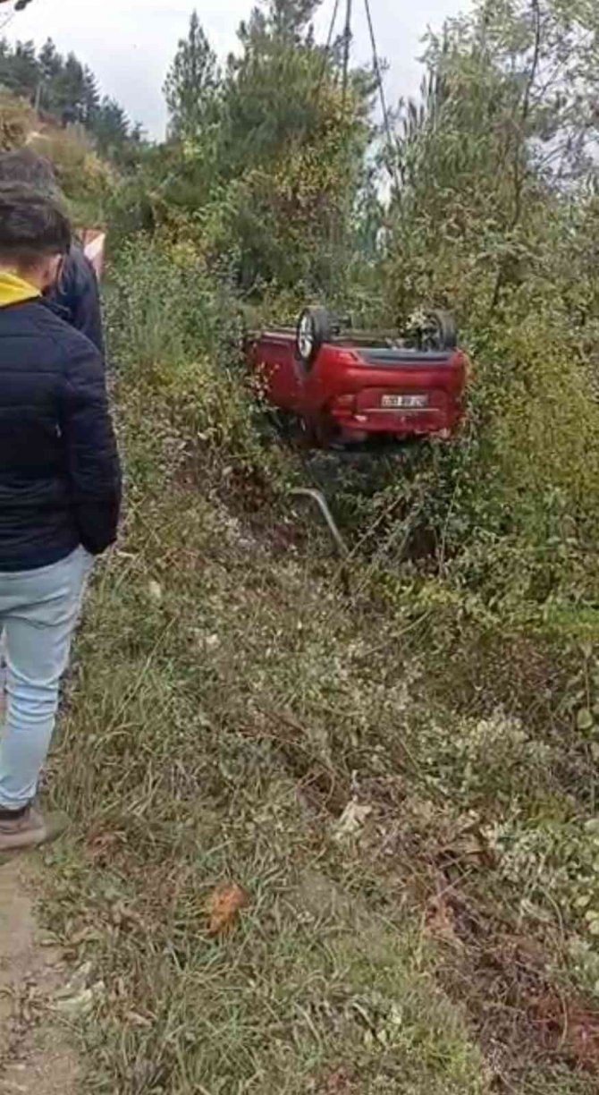 Sinop’ta Otomobil Şarampole Uçtu: 2 Yaralı