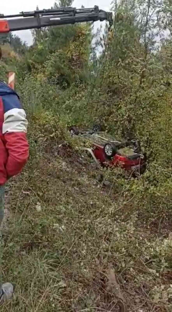 Sinop’ta Otomobil Şarampole Uçtu: 2 Yaralı