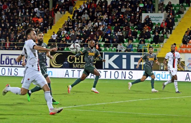 Spor Toto Süper Lig: Aytemiz Alanyaspor: 1 - Beşiktaş: 0 (İ̇lk Yarı)