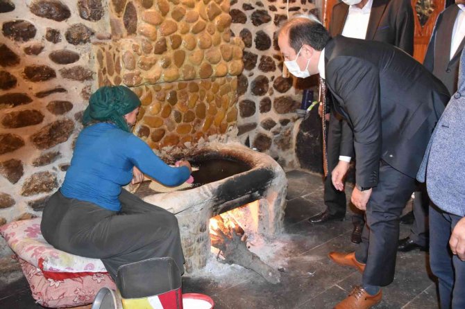 152 Yıllık Su Değirmeninde Tahin Yapılıyor