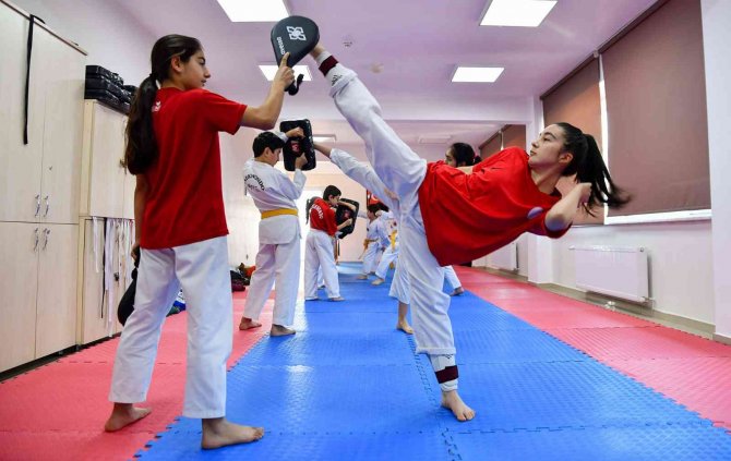 Çocuklar Tekvando Öğreniyor