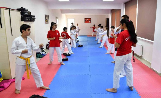 Çocuklar Tekvando Öğreniyor