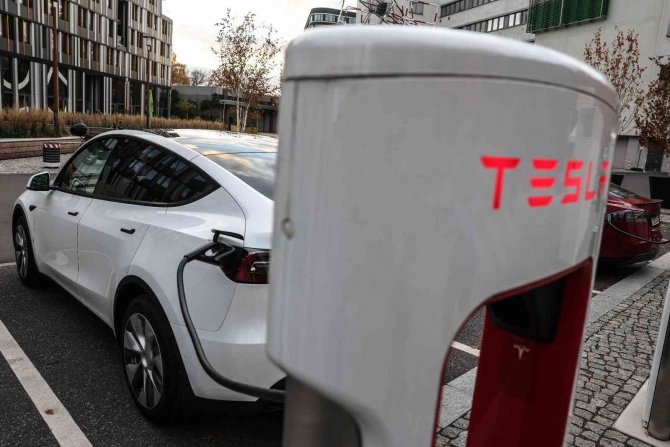 Tesla Uygulamasına Erişim Sorunu: Sürücüler Araçlarına Binemedi