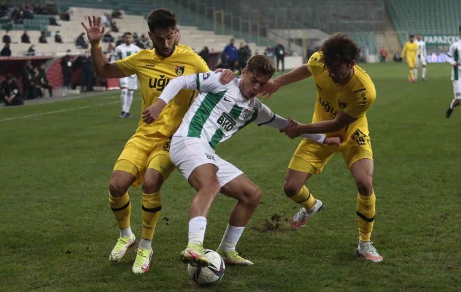 Spor Toto 1. Lig: Bursaspor: 1 - İ̇stanbulspor: 3 (İ̇lk Yarı Sonucu)