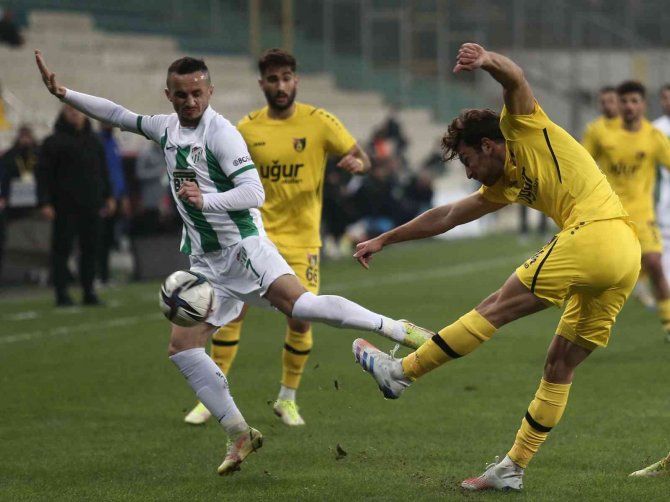 Spor Toto 1. Lig: Bursaspor: 1 - İ̇stanbulspor: 3 (İ̇lk Yarı Sonucu)
